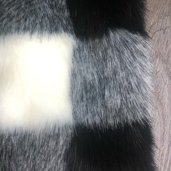 New! Super warm, soft and gorgeous scarf/collar. - Picture 5 of 5